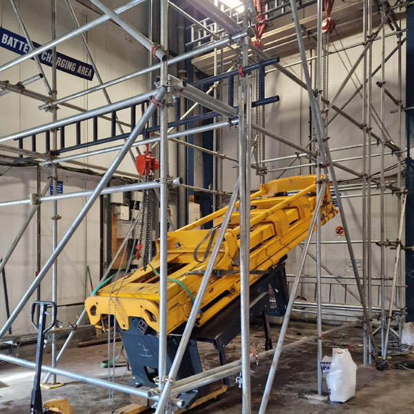 Scaffold runway lifting system installed for an internal heavy lift